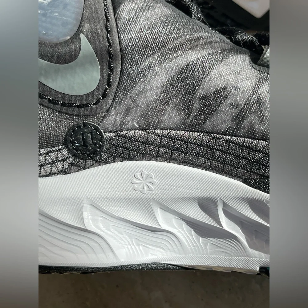 NWT Nike Kyrie 8 Orca Sneakers
